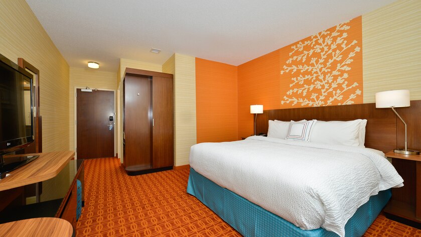 king bed room at the Fairfield Inn & Suites Elmira Corning